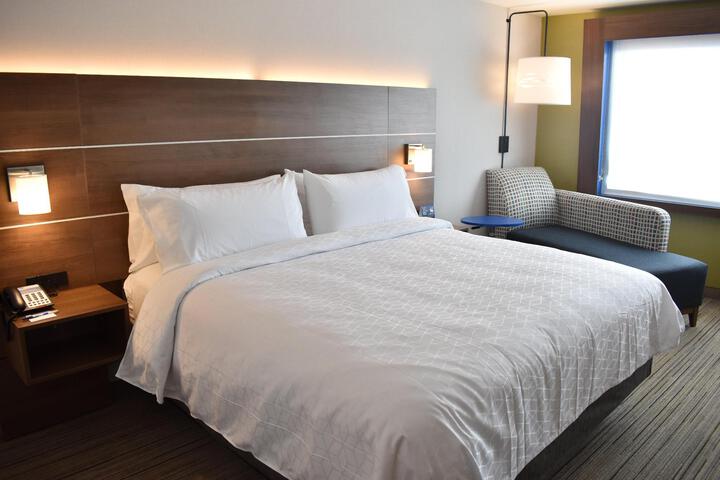 1 King Bed (11 of 14)