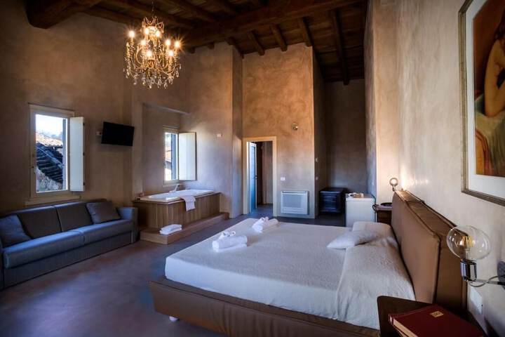 Room 3 of 43