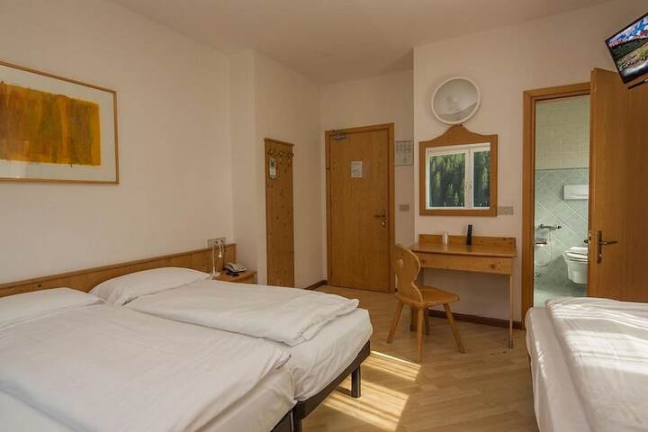Room 13 of 28