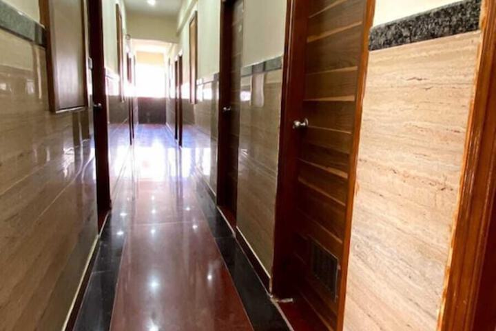 Ballroom/Hall 15 of 16