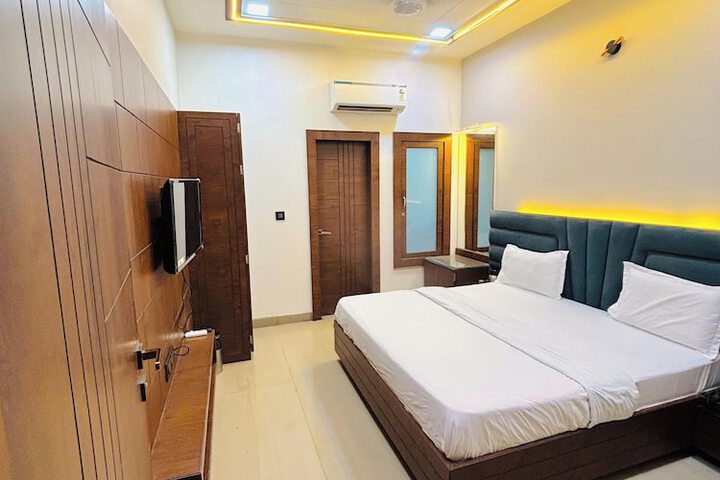 Room 11 of 20