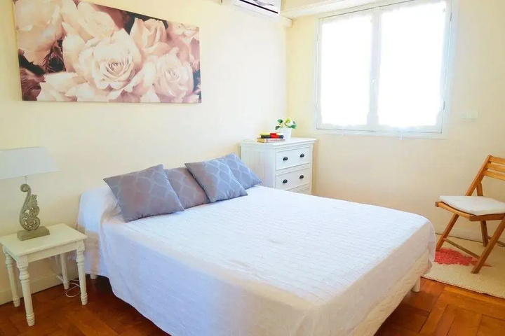 Room 2 of 10