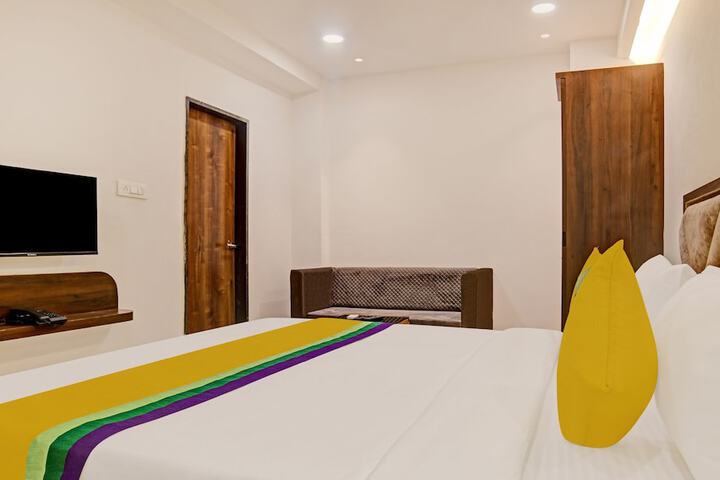 Room 11 of 28