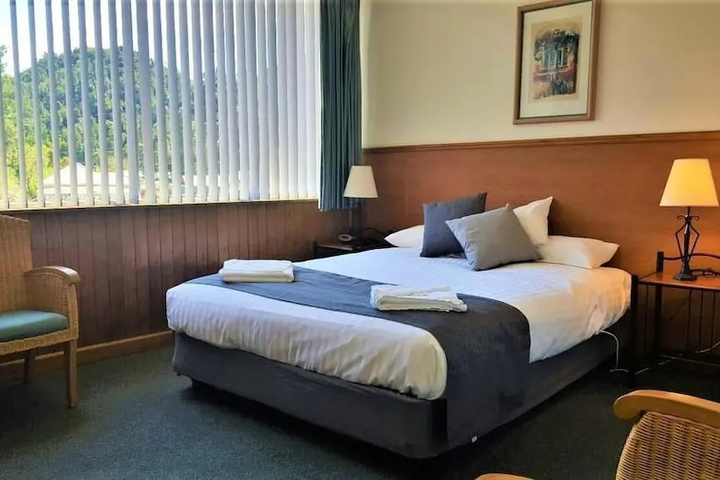Room 4 of 12