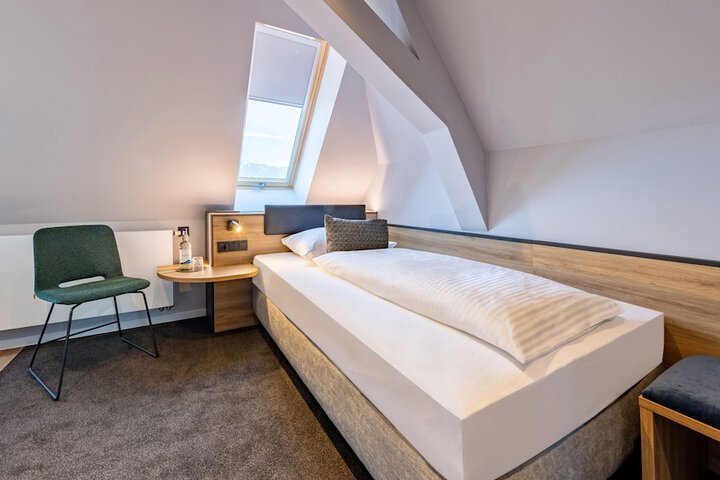 Room 14 of 83