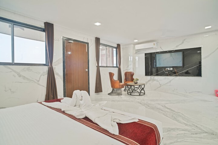 Room 5 of 18