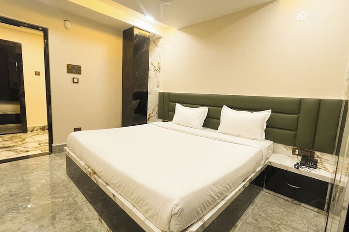 Room 5 of 13