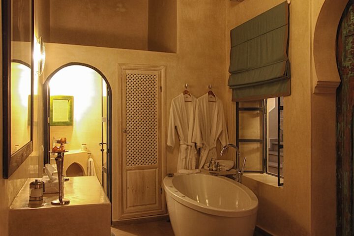 Deep soaking bathtub