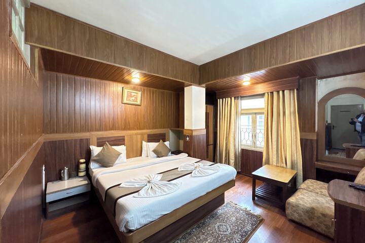 Room 9 of 18