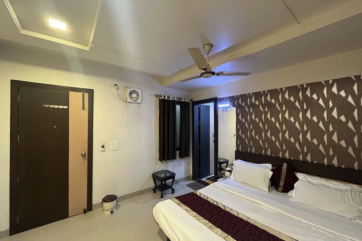 Room 8 of 14