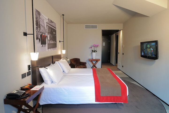 Room 10 of 93