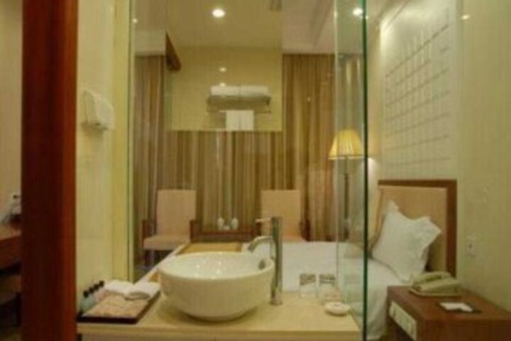 Room 4 of 6