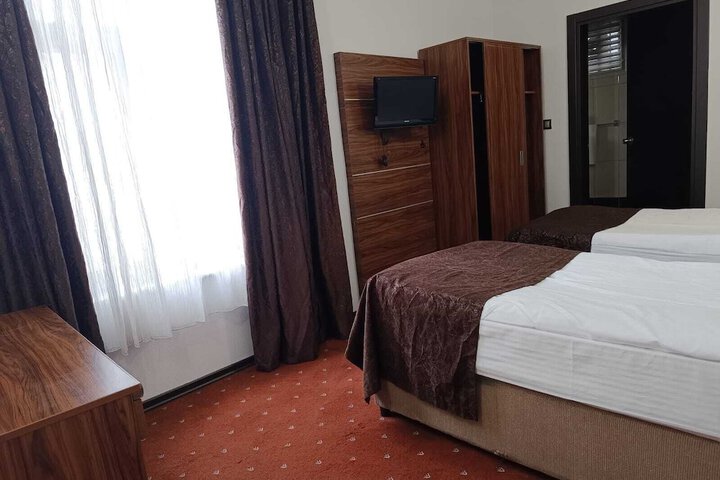 Room 11 of 18
