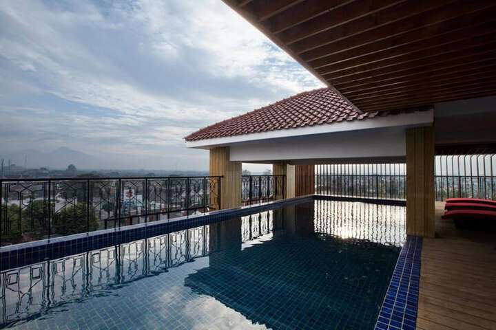 Pools & Facilities