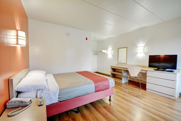 1 Queen Bed (2 of 16)