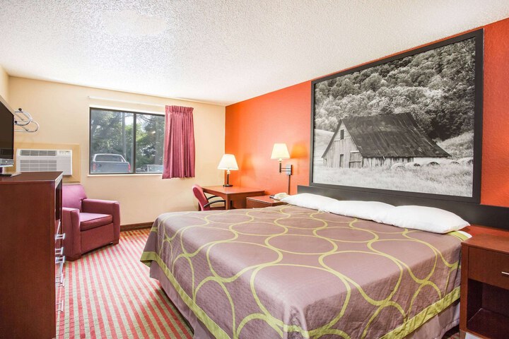 1 King Bed (5 of 6)