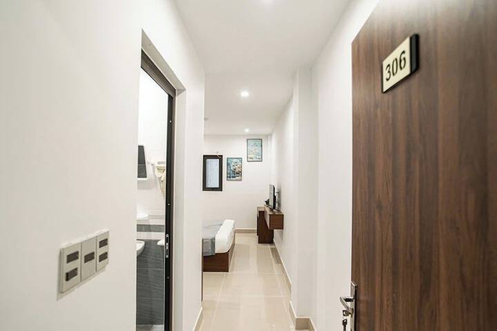 Room 9 of 12
