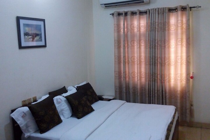Room 7 of 32