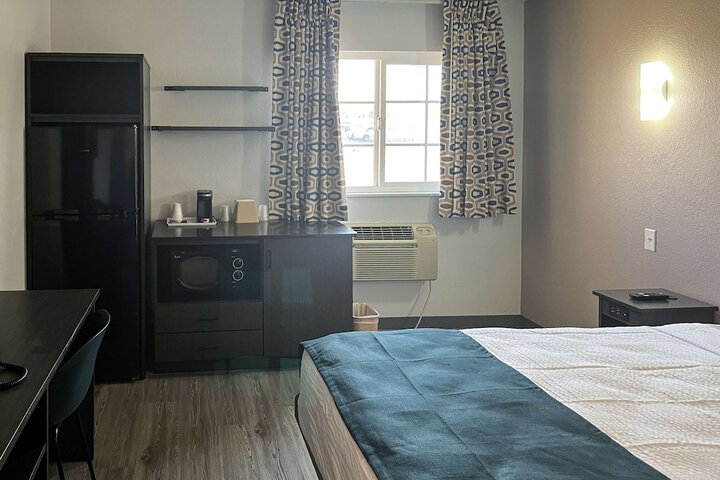1 Queen Bed Micfridge (10 of 14)