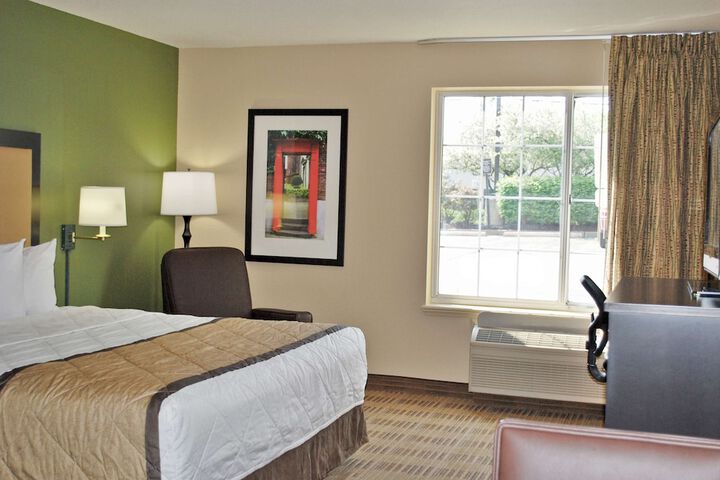 Studio Queen Bed Accessible (8 of 14)