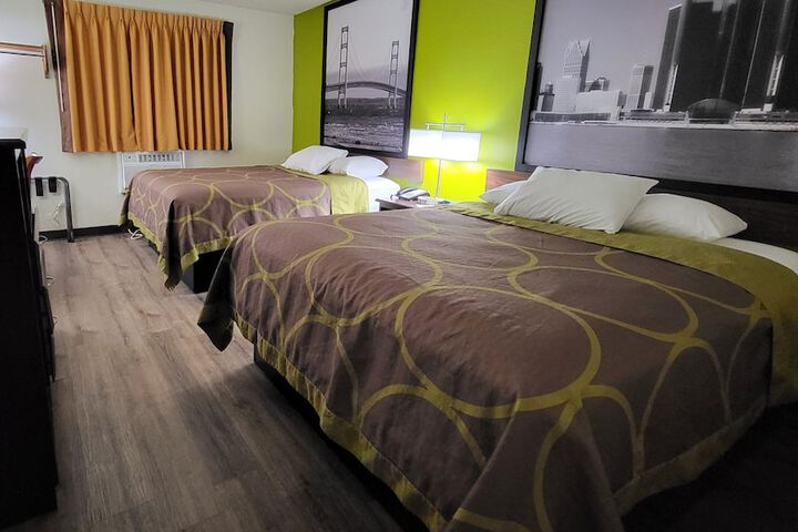 1 Queen Bed Mobility Accessible (13 of 14)