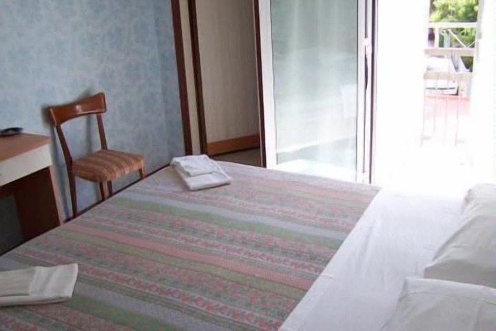 Room 10 of 28