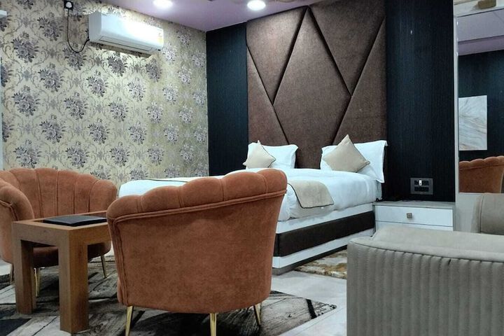 Room 6 of 13