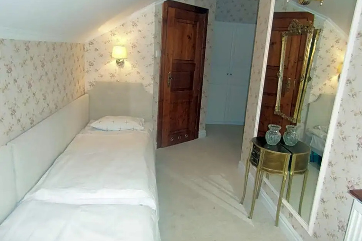 Room 2 of 15