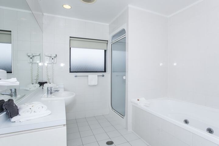 Room 32 of 42