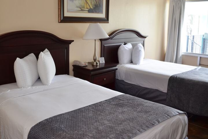 2 Double Beds Pool View (5 of 8)