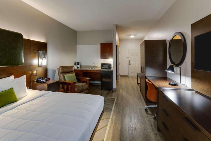 1 King Bed Pillow Top Mattress 2 Flat Screen Tvs Microwave and Refrigerator Sitting Area Sofa Full Breakfast (15 of 22)