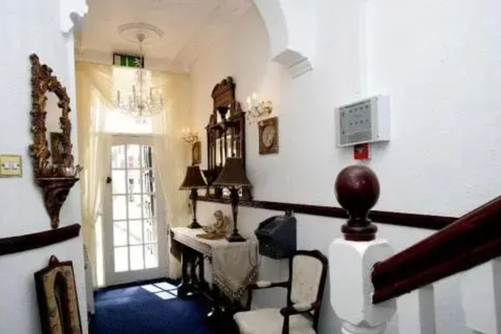 Room 8 of 9