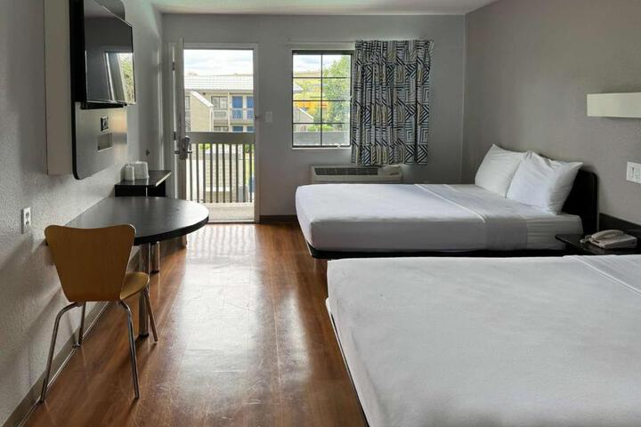 1 Queen Bed (13 of 15)