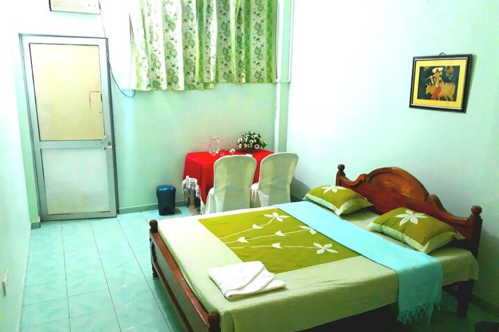 Room 6 of 18