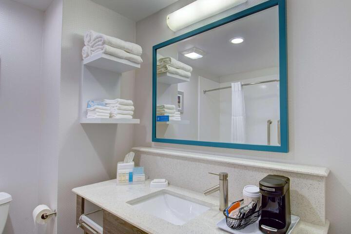 2 Queen Beds Mobility Hearing Accessible Tub (7 of 7)