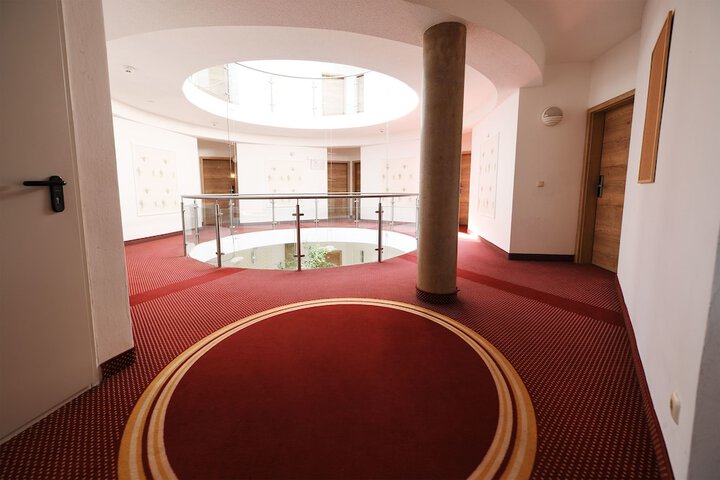 Ballroom/Hall 18 of 23