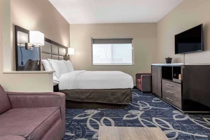 1 Queen Bed (10 of 12)