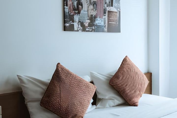Room 2 of 33