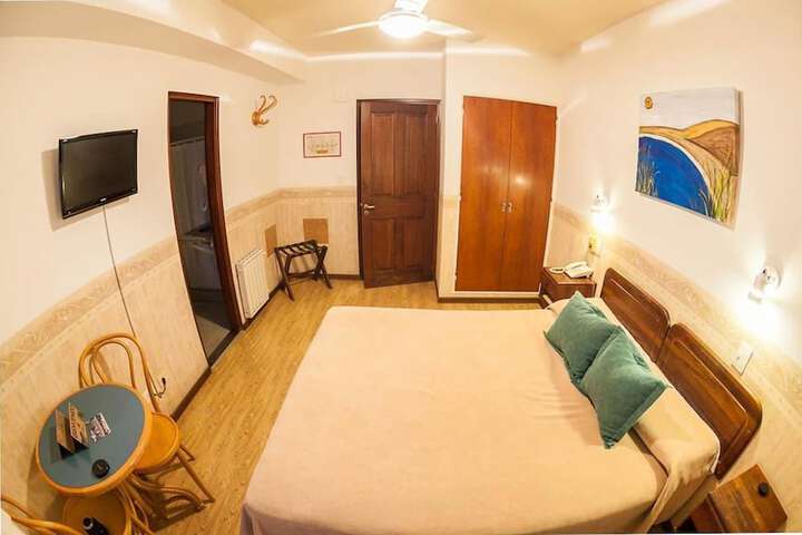 Room 7 of 18
