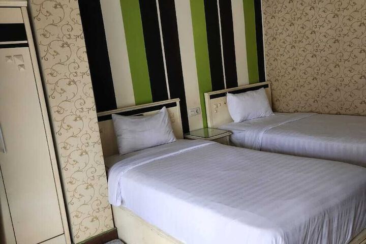 Room 13 of 27