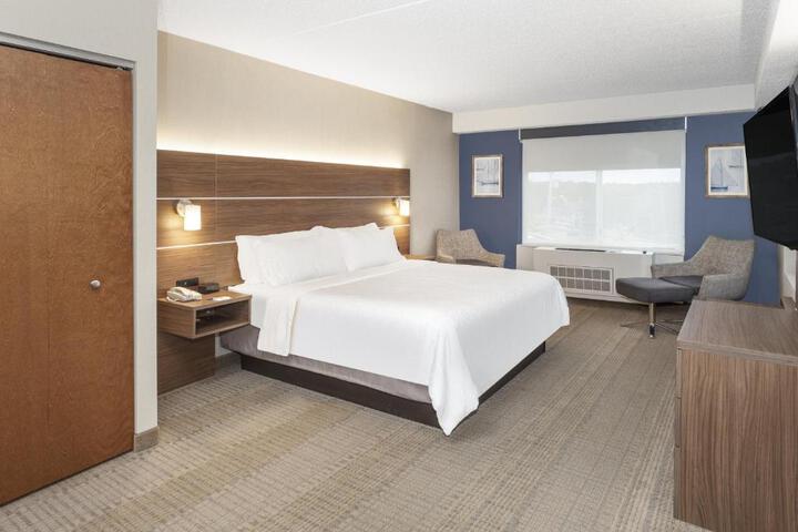 1 King Bed (4 of 10)