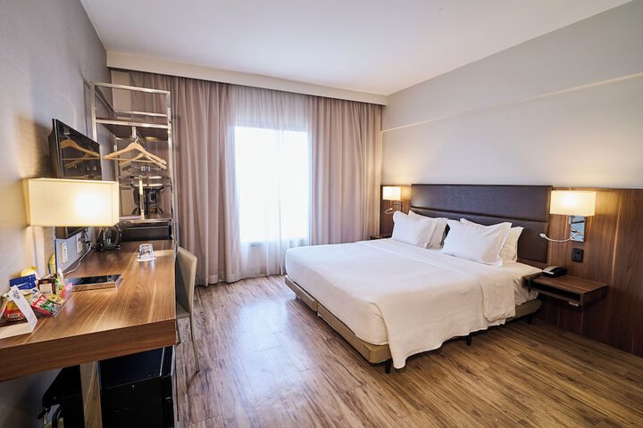 Room 4 of 102