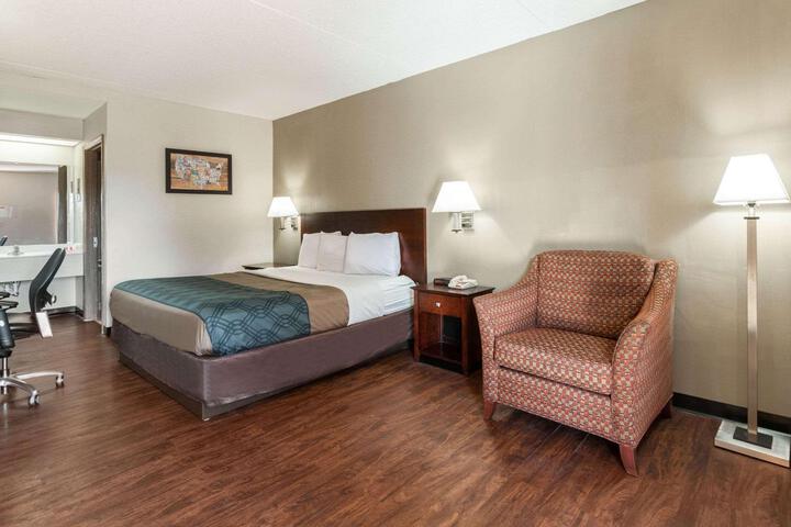 1 King Bed (6 of 12)