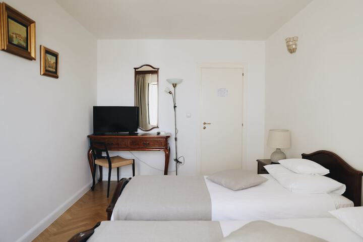 Room 20 of 177
