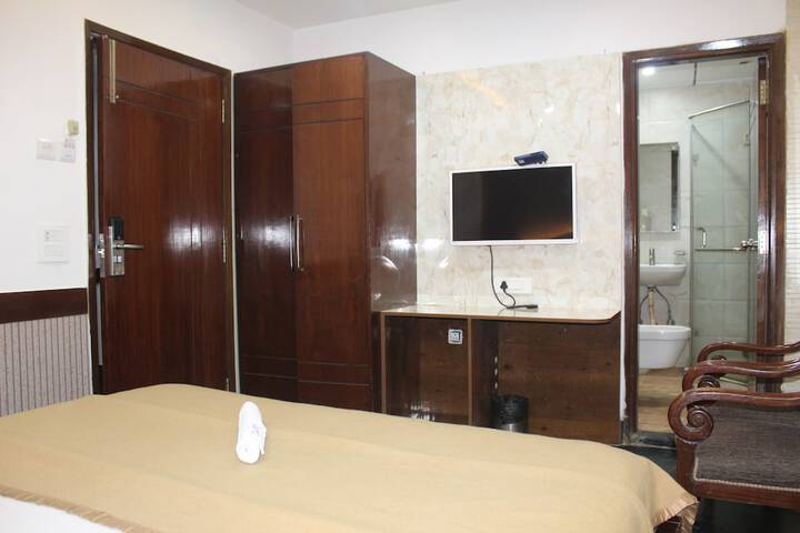 Room 10 of 20