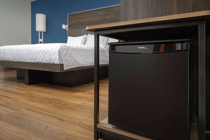 1 King Bed (3 of 16)