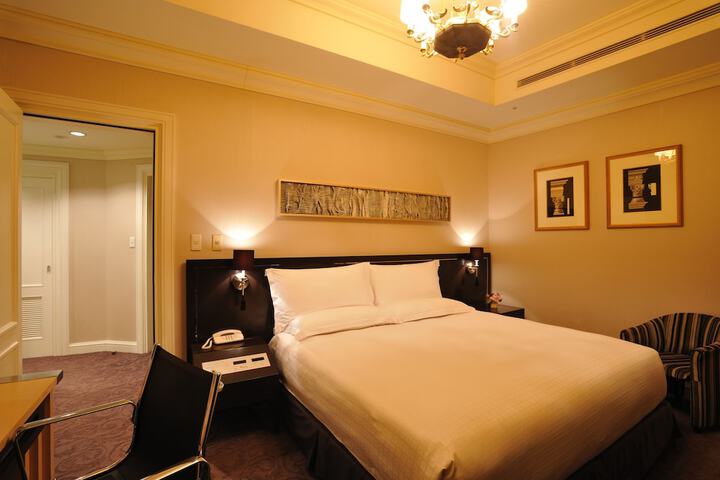 Room 13 of 128