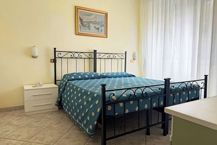 Room 10 of 27