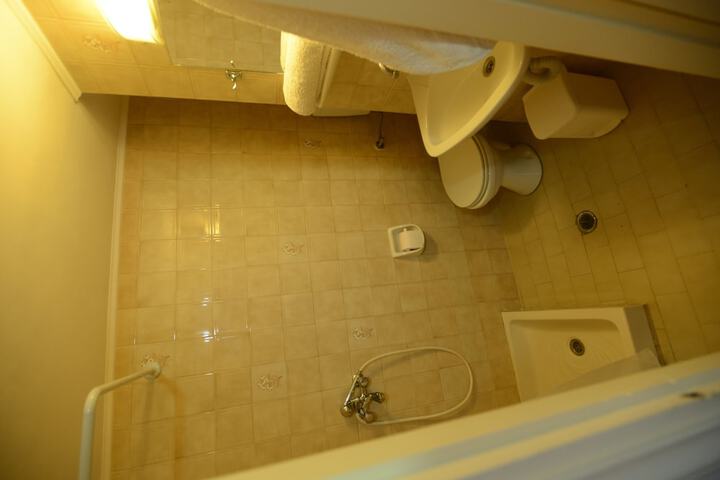 Room 12 of 25