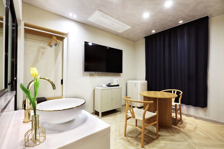 Room 10 of 61
